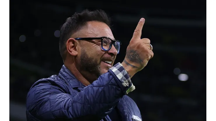 Antonio Mohamed en el estadio Azteca.