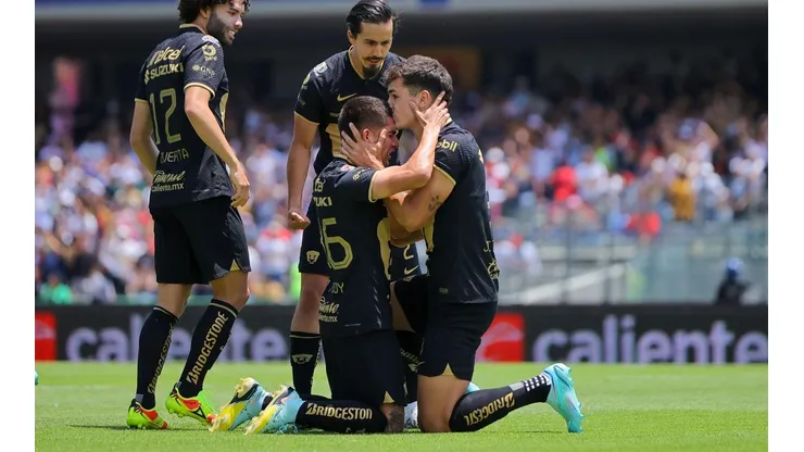 Juan Dinenno y Alfonso Monroy tras un gol.