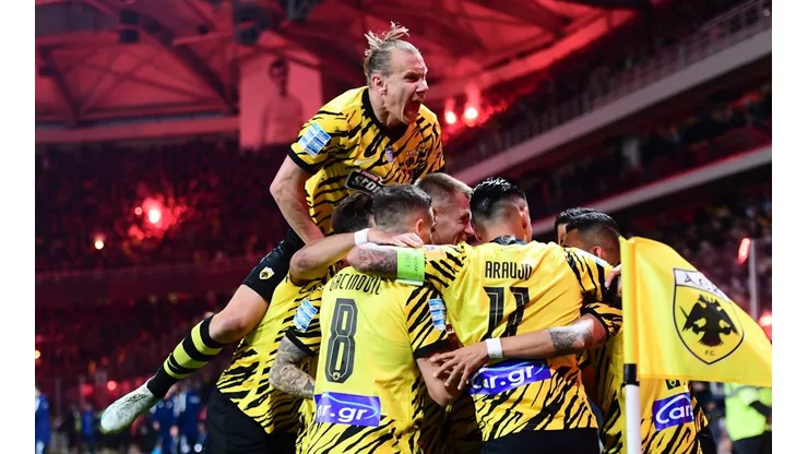 AEK Atenas sumó una victoria crucial en la pelea por el título.