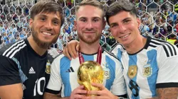 Kevin junto a sus hermanos, Alexis y Francis, en Qatar