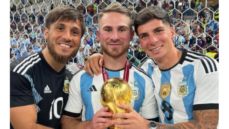 Kevin junto a sus hermanos, Alexis y Francis, en Qatar