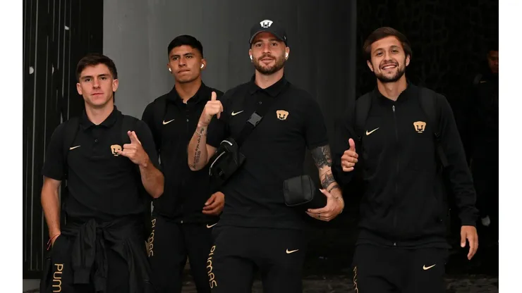 Los jugadores de Pumas en su llegada al Azteca.