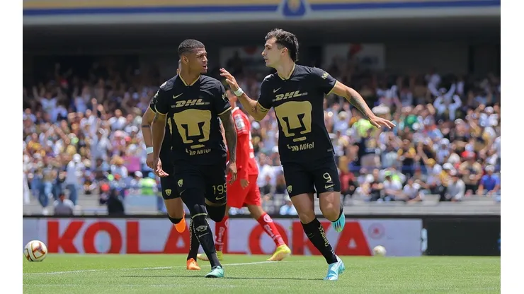 Juan Dinenno y José Caicedo ante Toluca.