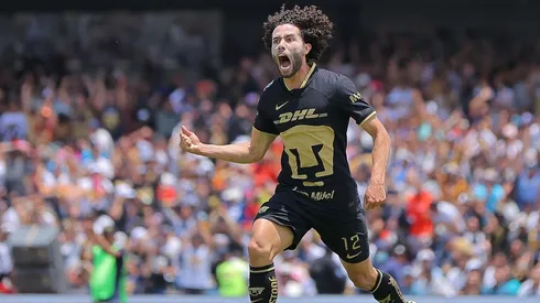 César Huerta en el festejo de su gol ante Toluca.