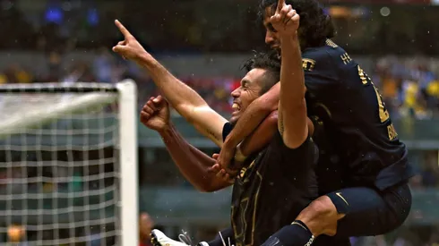 Dante López festeja su gol en el estadio Azteca.