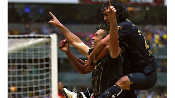 Dante López festeja su gol en el estadio Azteca.