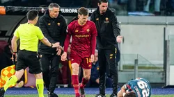 Santi Giménez, agredido en pleno Roma vs. Feyenoord.