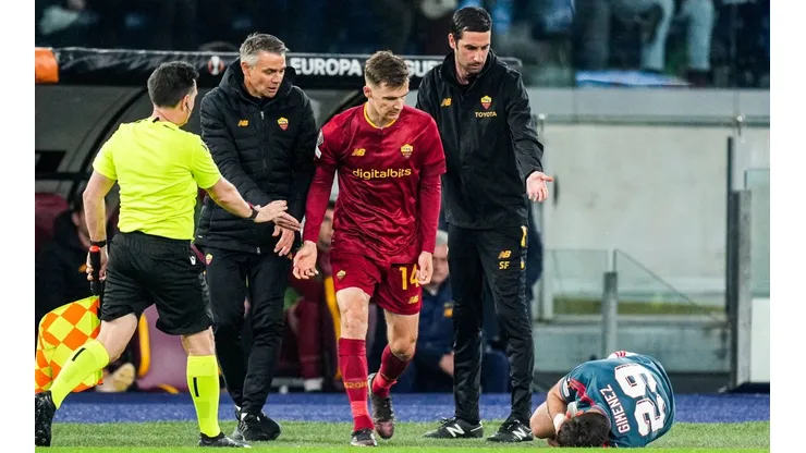 Santi Giménez, agredido en pleno Roma vs. Feyenoord.