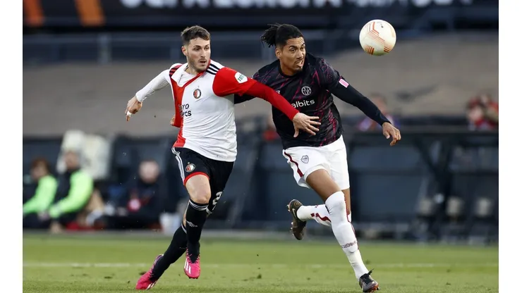 ROTTERDAM - (l-r) Santiago Gimenez of Feyenoord, Chris Smalling of AS Roma during the UEFA Europa League quarterfinal ma
