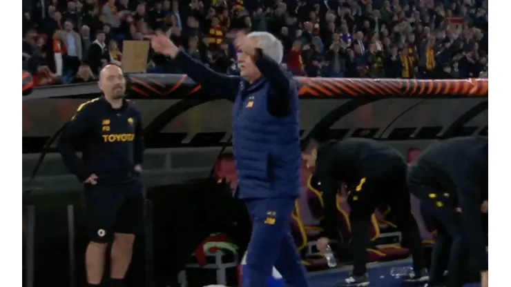 Eufórica celebración de Mourinho tras eliminar a Feyenoord