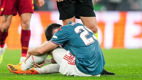 Santiago Giménez tras una fuerte entrada.