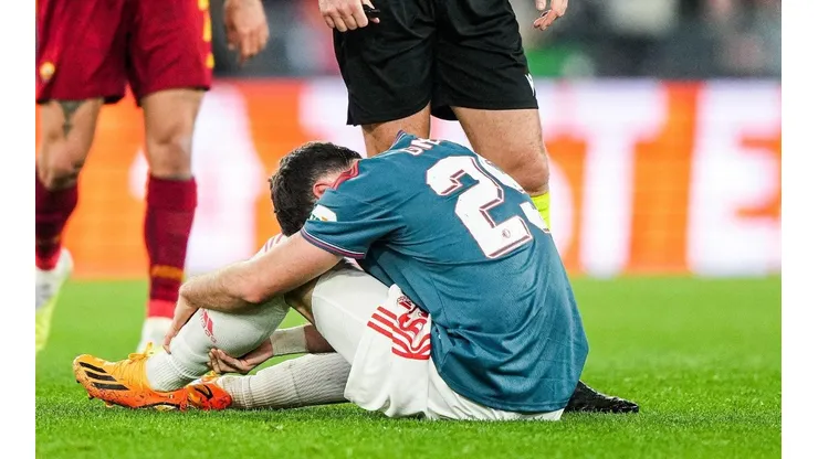 Santiago Giménez tras una fuerte entrada.