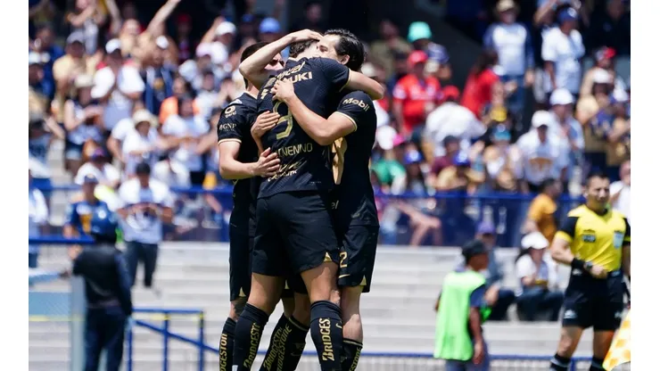 Dinenno en el festejo de su gol.
