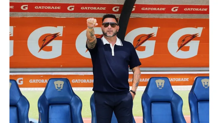Antonio Mohamed durante el Himno de Pumas.