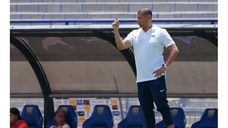 Jonathan Lazcano ante el América.
