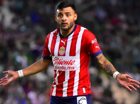 ¡CUIDADO! Así fue el pelotazo de Alexis Vega a un aficionado en León vs. Chivas