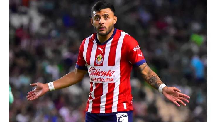 Así fue el pelotazo de Alexis Vega a un aficionado en Chivas vs. León