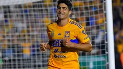 Nicolás Ibañez en el festejo de su gol.