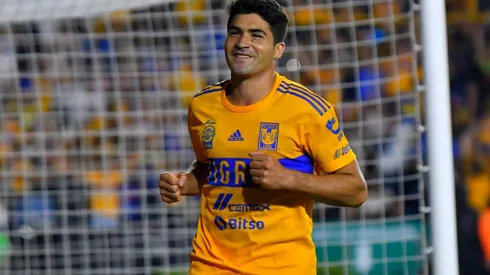 Nicolás Ibañez en el festejo de su gol.