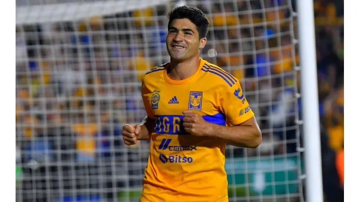 Nicolás Ibañez en el festejo de su gol.