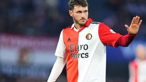 Santiago Giménez en un partido de la Eredivisie con el Feyenoord.