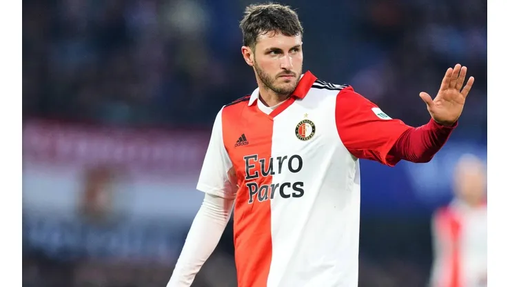 Santiago Giménez en un partido de la Eredivisie con el Feyenoord.