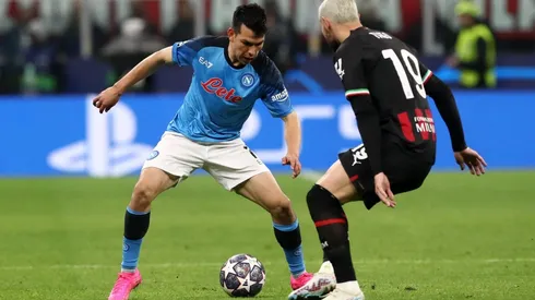 Hirving Lozano en uno de sus duelos con Theo Hernandez.