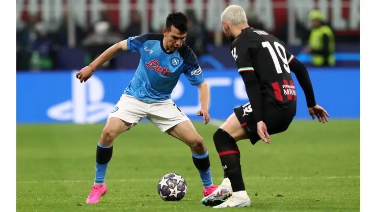 Hirving Lozano en uno de sus duelos con Theo Hernandez.