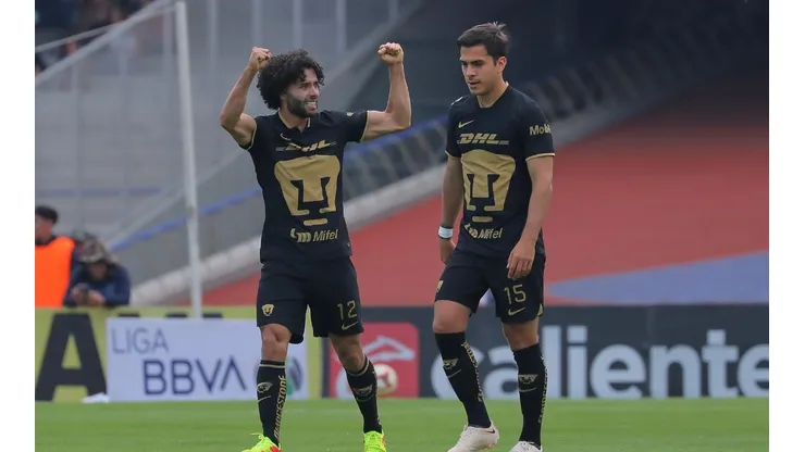 César Huerta en el festejo de su gol.