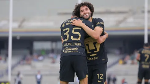 César Huerta festeja un tanto con Ruvalcaba.