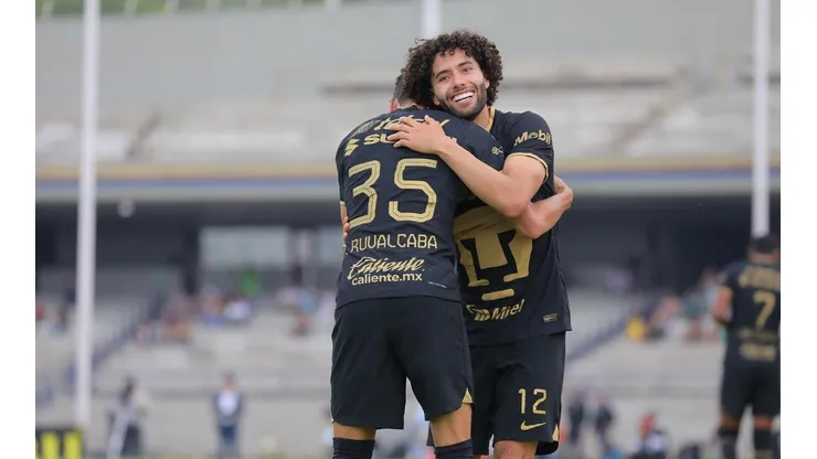 César Huerta festeja un tanto con Ruvalcaba.