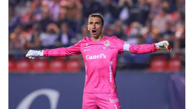 Marcelo Barovero festeja un gol en casa.