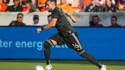 En el regreso de Chicharito Hernández, Héctor Herrera lo recibe con un golazo al LA Galaxy.