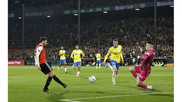 Santi definió de zurda para firmar su doblete