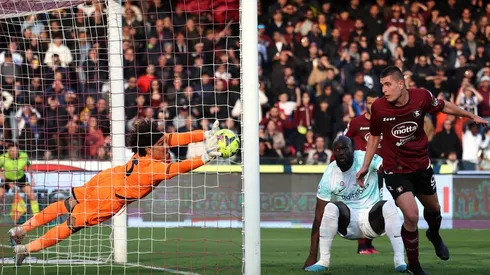 Una de las atajadas de Guillermo Ochoa contra el Inter.