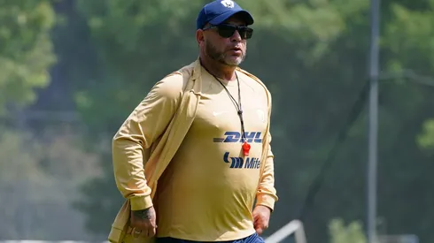 Antonio Mohamed durante un entrenamiento de Pumas.