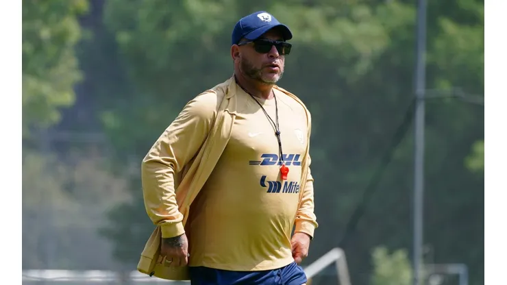 Antonio Mohamed durante un entrenamiento de Pumas.