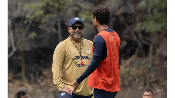 Antonio Mohamed durante su primer entrenamiento con Pumas.