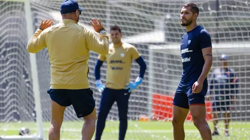 Antonio Mohamed y Nicolás Freire durante un entrenamiento.