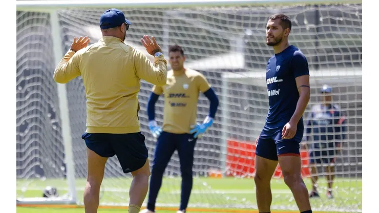 Antonio Mohamed y Nicolás Freire durante un entrenamiento.