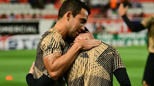 Adrián Aldrete y un compañero en el estadio Victoria.
