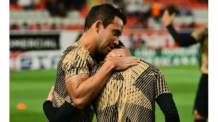 Adrián Aldrete y un compañero en el estadio Victoria.