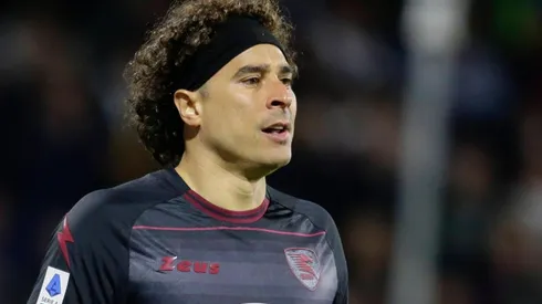 Guillermo Ochoa en un partido del Salernitana contra el Bologna.