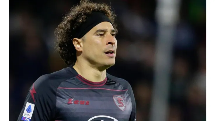 Guillermo Ochoa en un partido del Salernitana contra el Bologna.