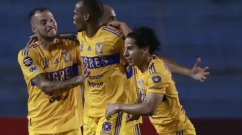 Nicolás López y Diego Lainez celebran el gol de Luis Quiñones.