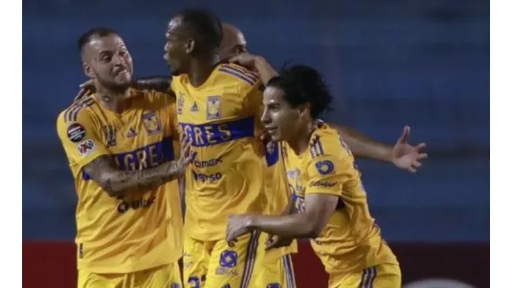 Nicolás López y Diego Lainez celebran el gol de Luis Quiñones.