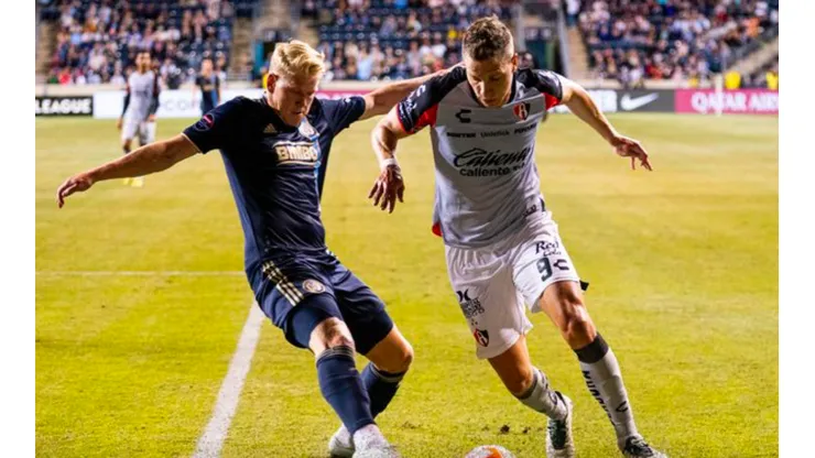 Julio Furch en duelo con un defensa del Philadelphia Union.