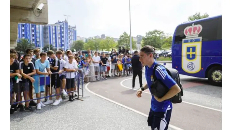 Marcelo Flores en una concentración con el Oviedo.