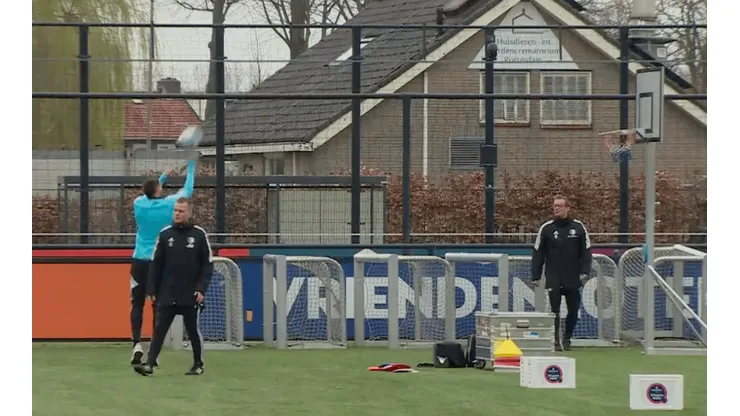 Santiago Giménez reportó con el Feyenoord