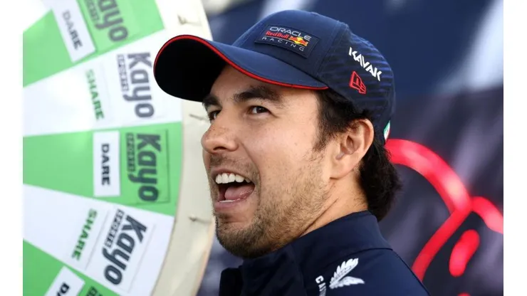 Excampeón del mundo de la F1 se rinde ante Checo Pérez